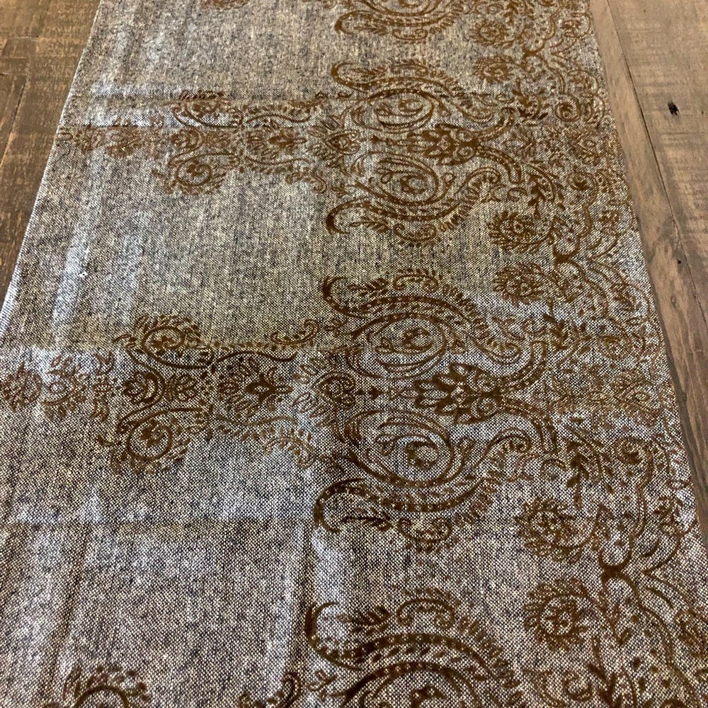 💟 16 x 72 table runner. 100% polyester. Never used.